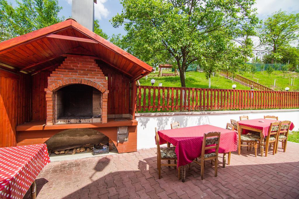 Pensiunea Tinelu Brasov Săcele Buitenkant foto